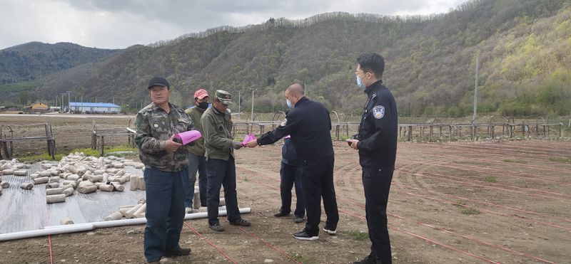 沙金溝林場組織開展“入場進村到戶”春季森林防火宣傳活動 (5)_副本.jpg