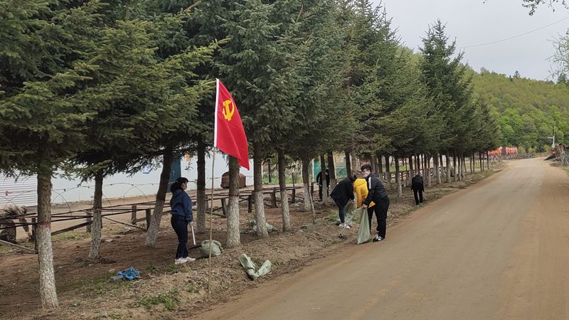 沙金溝林場黨支部組織開展“同心同行保生態(tài) 我為黨旗添光彩”主題黨日活動 (6)_副本.jpg