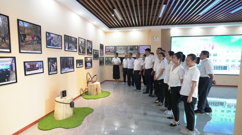 公司職工參觀局史展廳.jpg