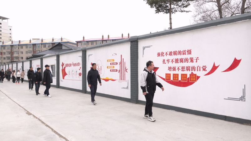 開展廉潔文化宣傳，組織干部職工參觀廉潔文化墻.jpg